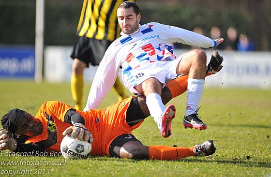 Keeper Gregory Martin (DWV) en Chakib Tayep (De Dijk)