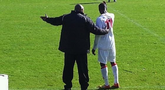 Mike Kolf praat veel met zijn spelers. Zo ook hier op 7 oktober tegen Hoogland