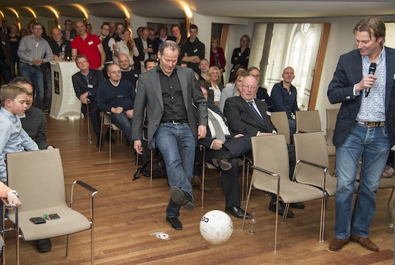 Foto Richard Mouw: Danny Blind zorgt middels een schot in het doel voor de start van de loting 