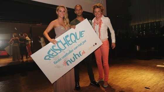 Jamal Dibi krijgt handen van Daphne Koster de prijs voor beste speler