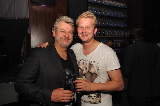 John Keijer (l) zong het Amsterdamse levenslied dat veelvuldig werd meegezongen