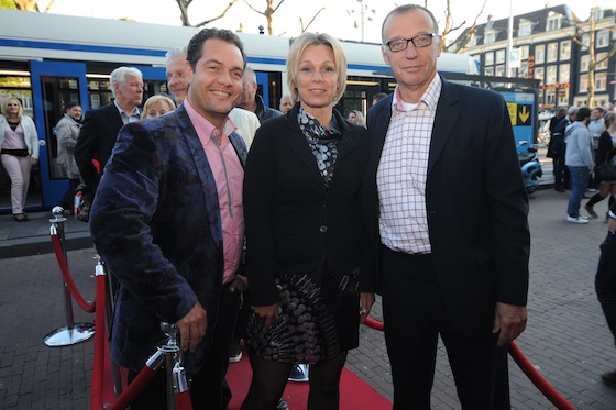 Hellen Kleijberg (m) en Bert Bouwer (r) van NLcoach stelden de prijs voor de beste coach ter beschikking