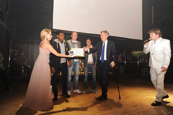 Wethouder Eric van den Burg huldigde de Amsterdamse kampioenen