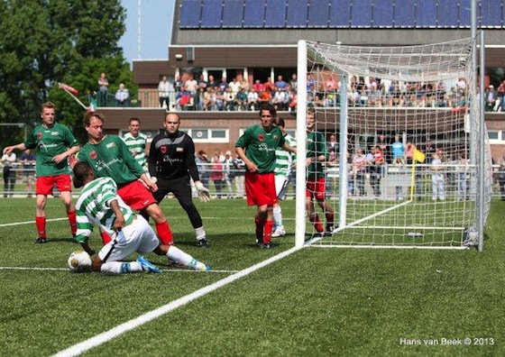 Foto Hans van Beek: Levy Pique krijgt de bal er ook niet in.