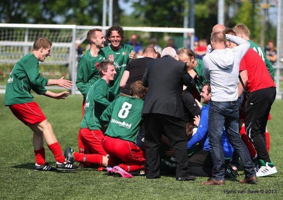 Foto Hans van Beek: EVC promoveert naar de tweede klasse.