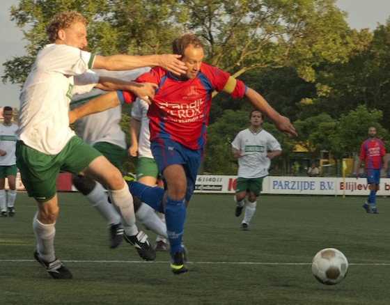 Foto Martin van ZurK: Maurice Renger is Wouter Kloes te snel af