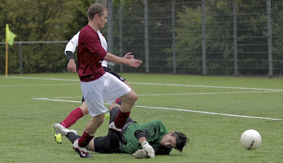 Foto Tom Poederbach: Wieger Visser (l) wordt al in de eerste minuut gehaakt door doelman Berghuis