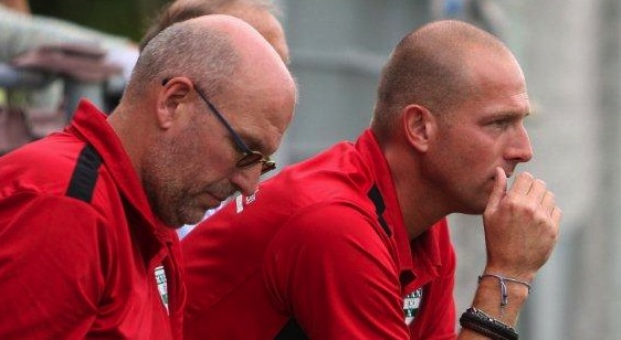 Amstelveen trainer Mark Kranendonk (r) ziet zijn ploeg in de laatste seconde verliezen 