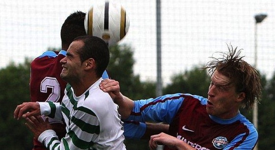 Maarten Zwaan in een luchtduel met twee spelers van Overbos