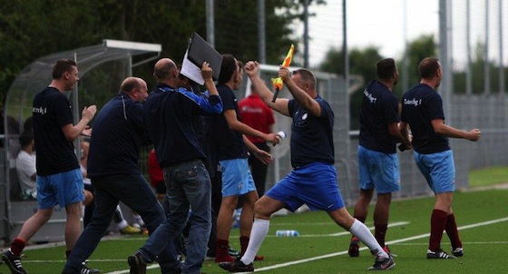 De ontlading is groot bij de bank van Overbios nadat Tollenaar in de slotminuut  de enige treffer heeft gemaakt