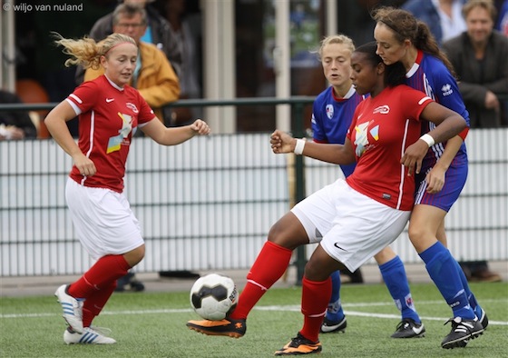 Jessica van Geemen zit Saestum spits Vanessa Suzanna in de rug