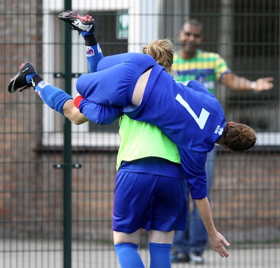 Foto Wiljo van Nuland: Matchwinnaar Roxanne Koopman wordt na afloop op handen gedragen