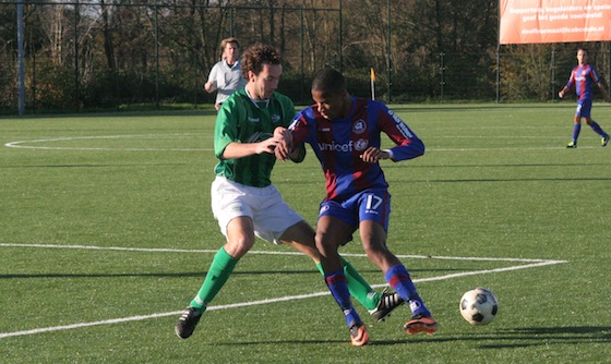 Foto Rob Baarda: Immanuelson Duku in duel met Tim van Heusden