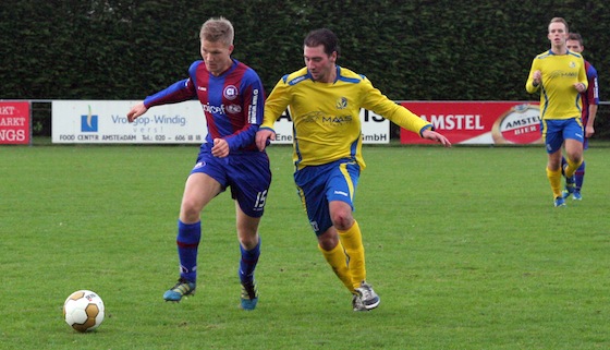 Foto Rob Baarda: Niek Remijn (l) in duel met Joey Sack