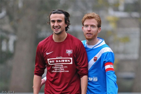 Foto Jos Spitteler: In de r derby werd ook nog gelachen. Zoal hier Jonne Seriese (l) en Vernon Essed 