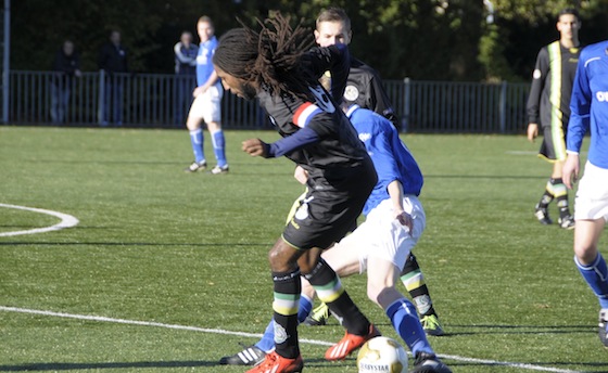 Foto John Beckman: Aanvoeder Rainer Sion mocht met Buiksloot na vier weken eindelijk weer eens spelen