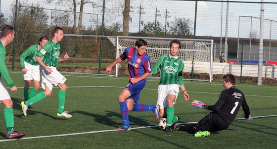 Foto Rob Baarda: Stefan Groen kan er niet niet meer bij op Stevens te passeren