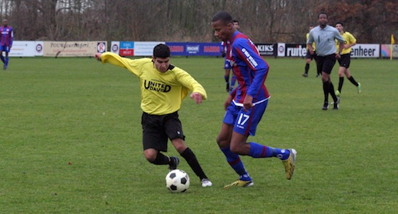 Duku probeert aan de bal te komen