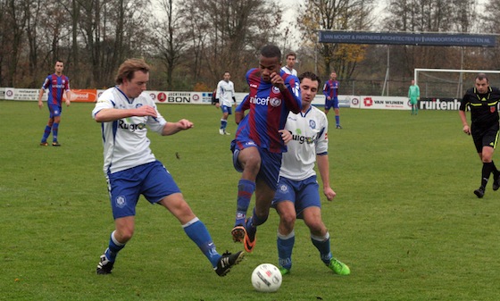 Immanuelson Duku gaat tussen twee man door