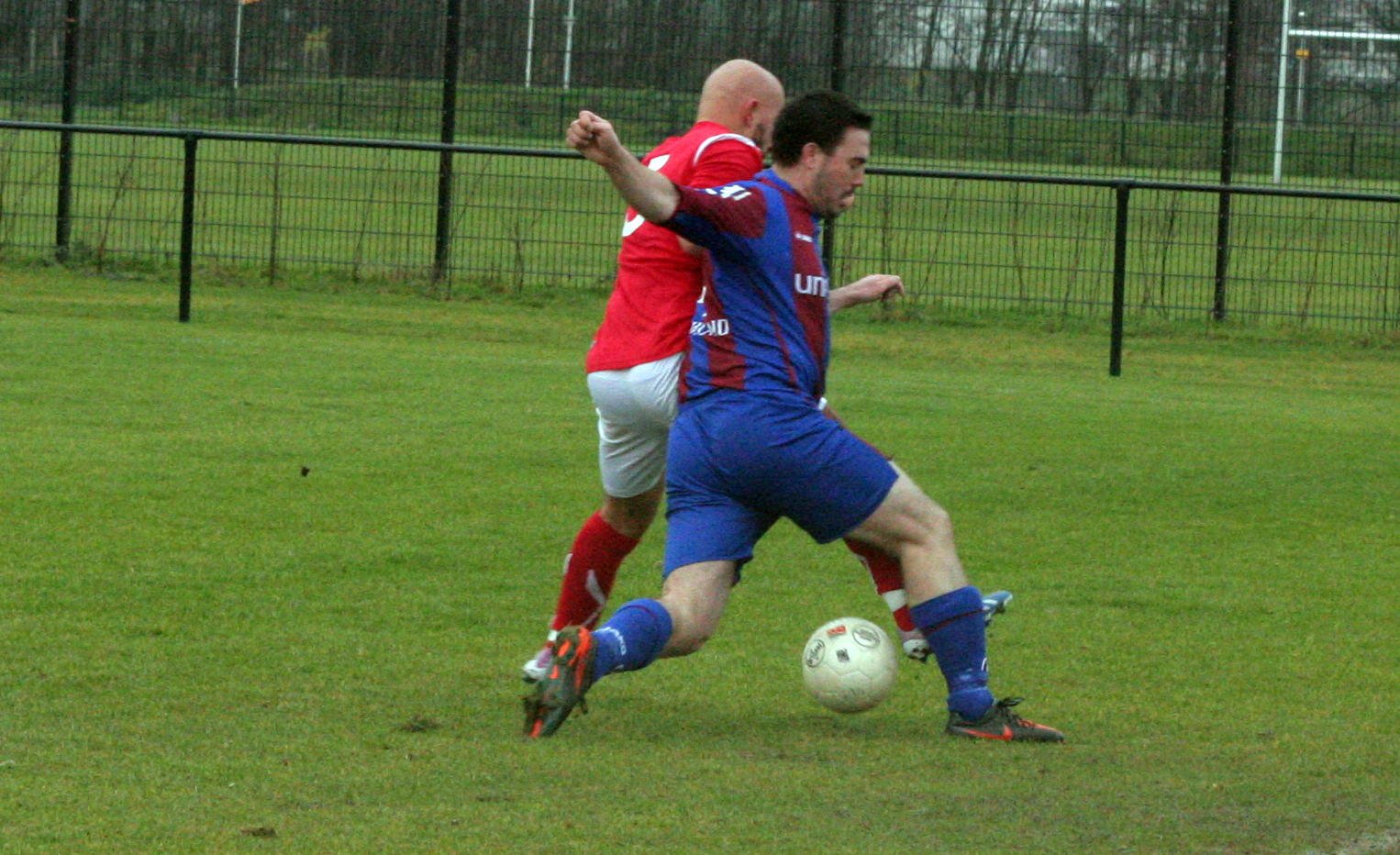 Loek Schings in gevecht om de bal