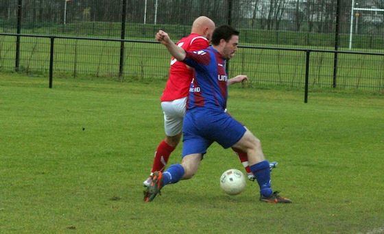 Loek Schings in gevecht om de bal