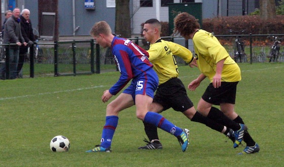 Niek Remijn met twee man op zijn hielen