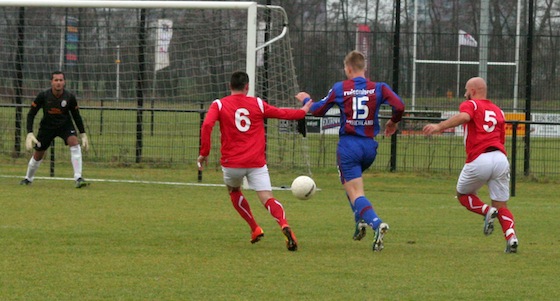 Niek Remijn richting doel en Adem Kilic en Miki Gogov in achtervolging