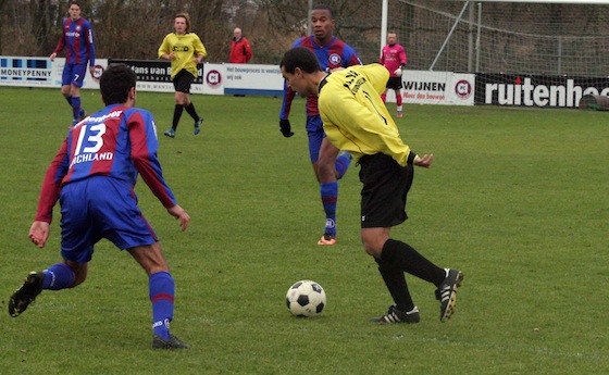 Rezgar Kasim (l)  in duel met Jawad Darkaoui