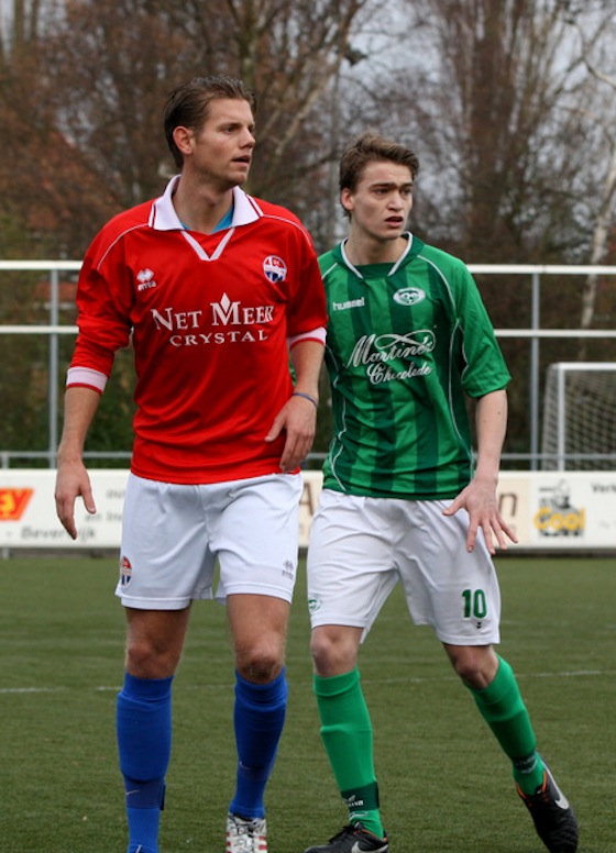 Damine de Vegt (L) wacht sam,en met voormalig RODA-speler Dave Vos op wat er komen gaat