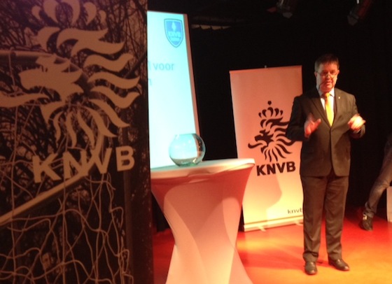 Floris Thoolen verrichtte namens de KNVB de loting van de beker op 9 januari
