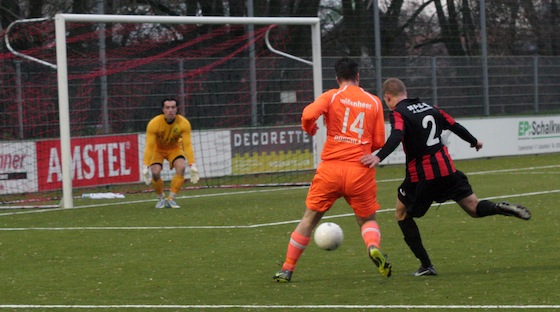 Loek Schings (l) in duel met Melvin van Eck