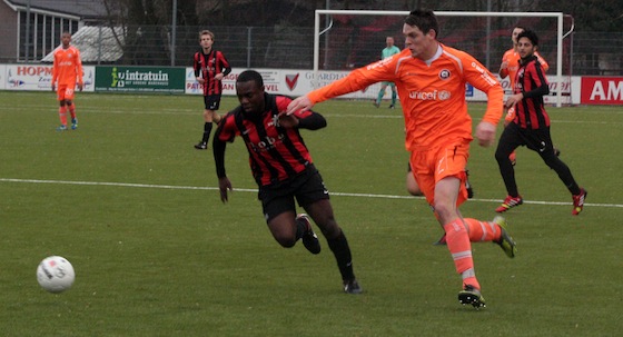 Martijn Groen probeert langs Todd Acquah te komen