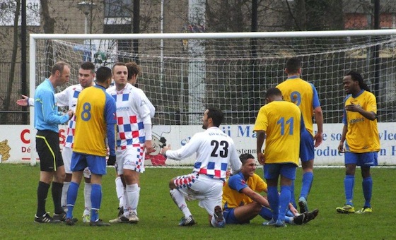 Tarkan Sahin krijgt de rode kaart van scheidsrechter Vermaalen