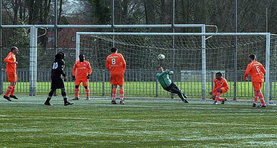 Jeffrey IJmker stompt de bal weg