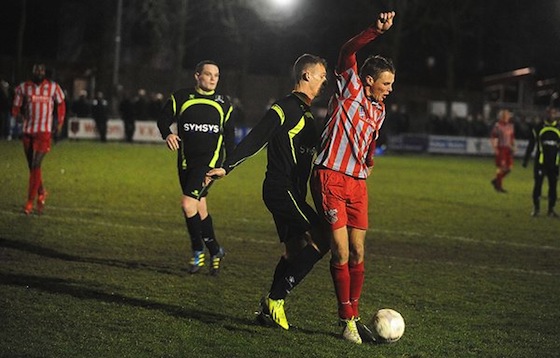 Foto website De Zouaven: Alex de Bruijne zit doelpuntenmaker Pieter Koopman op de huid