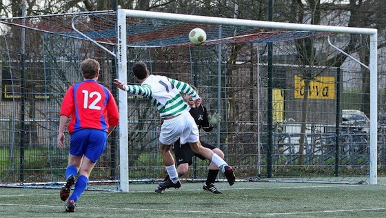 Foto Hans van Beek: Jacco Tolman kan uit een moeilijk hoek niet  tot scoren komen