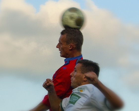Foto Martin van Zurk: Kenmerkend voor De Bruijne is het winnen van kopduels, zoals hier tegen HBOK