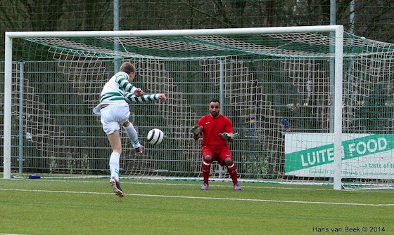 Foto Hans van Beek: Tik Boelrijk haalt uit voor de 6-0