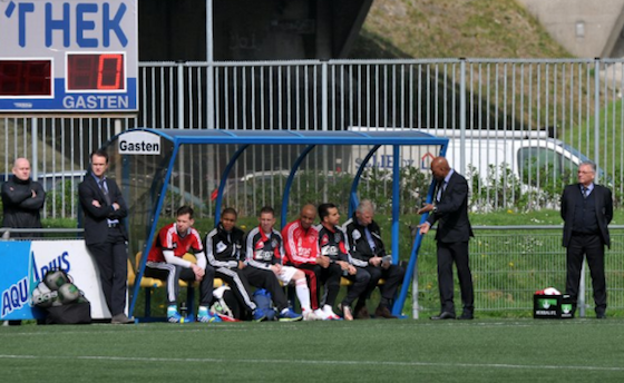 Foto Rob van Vliet: Ten Heuvel (links naast dug-out) met Ajax 2 tegen ZOB