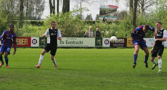 Ron Weber kopt richting het doel van VVZA. Het is de opmaat naar de 2-0