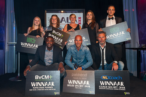 De winnaars gezamenlijk op het podium. Boven vlnr: Shani van Nuland, Lieselotte Wels, Joyce Overkleeft, Eshly Bakker en Joey Noordenbos. Onder vlnr: Chelton Linger, Yuri Rose en Sander Middelbeel. Daan Sutorius ontbreekt