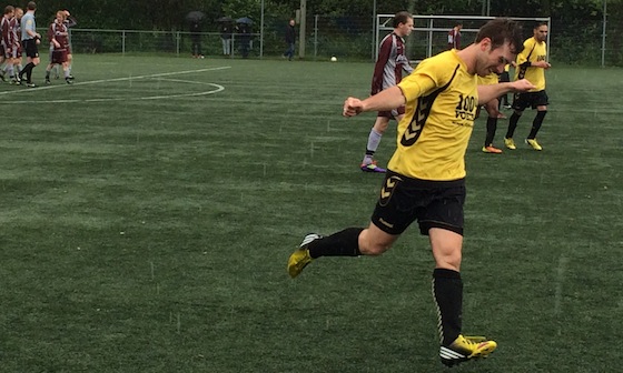 Bart Wolfs scoort de enige treffer van de wedstrijd