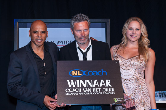 Sander Middelbeek (m) werd gekozen tot coach van het jaar. Hij kreeg de prijs uit handen van Glenn Helder