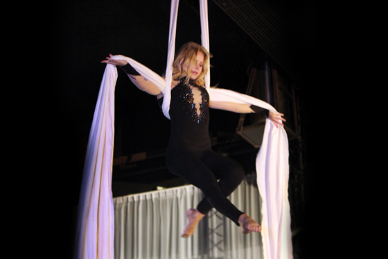 Foto Pelin Turfanda: Danielle Bubberman openende het gala met een spectaculaire act