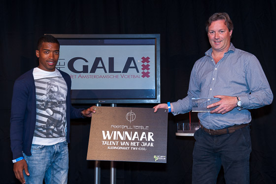 Leandro Kappen (l) overhadingt de prijs voor talent van het jaar aan Milko Vincke omdat Daan Sutorius afwezig was.