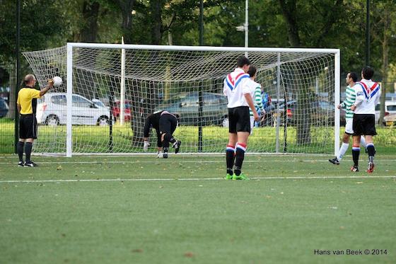 Maarten Zwaan scoort na vijf minuten vanaf elf meter