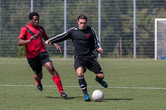 Foto Jeroen de Kock: AFC-er Sandro Pique (L) in duel met Tommy Janssen van Beursbengels