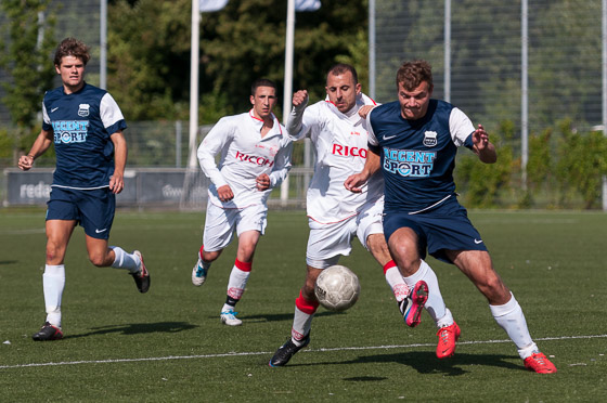 Tahir Akhamrane (L) namens Zeeburgia in duel met Swift speler Marcel van Aken