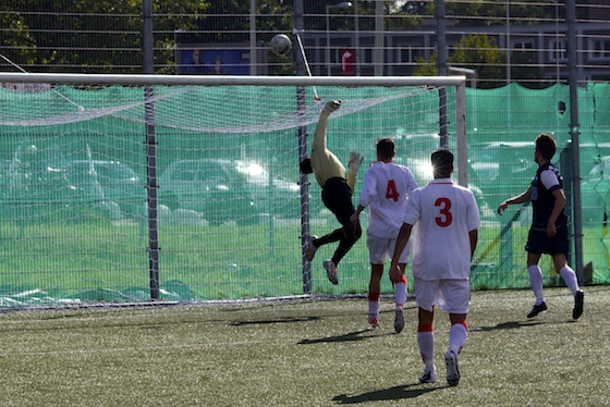 Foto Mario Wormhoudt: Doelman Antwi (Zeeburgia) reageert goed op de kopbal van Jaap Smeeing