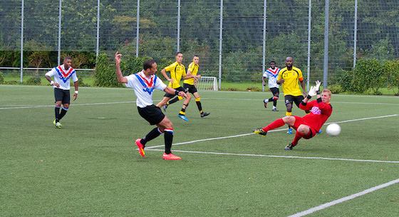 Foto Jeroen de Kock: Gary Bouwmeester scoort namens DCG tegen OFC